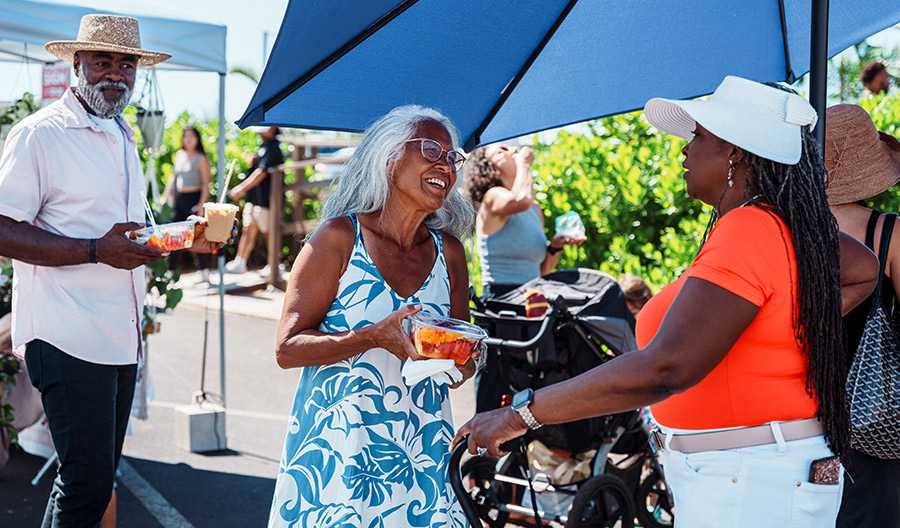 Women_At_Farmers_Market